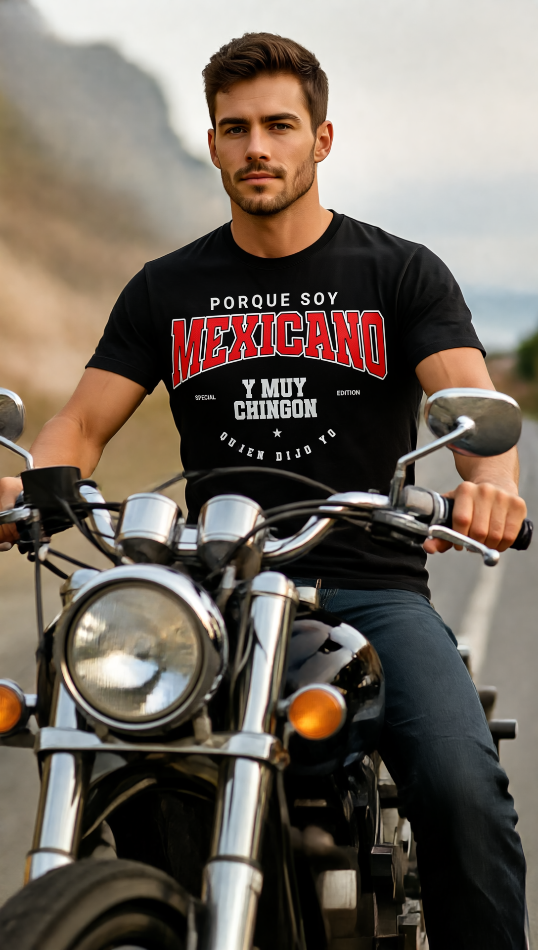 Orgullo mexicano en camiseta negra “Porque Soy Mexicano y Muy Chingón” sobre moto clásica